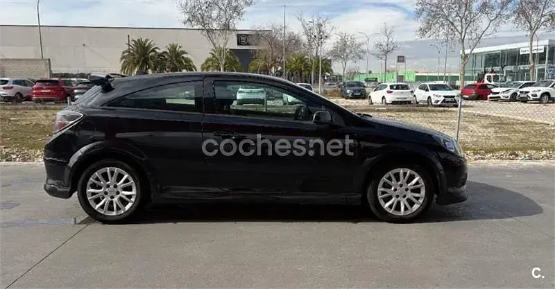 Usado Opel Astra GTC Sport 110 CV (80 kW) 2009 Negro Berlina