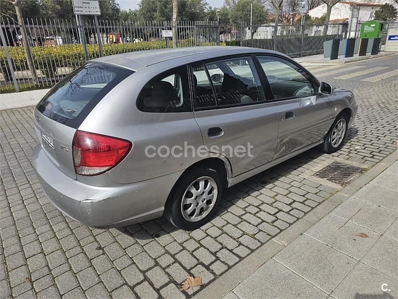 Usado Kia Rio 81 CV (59 kW) 2005 Gris / plata Berlina
