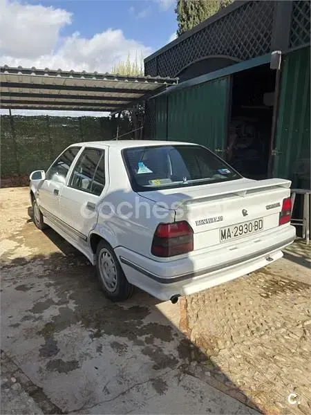 Usado Renault R9 95 CV (69 kW) 1995 Blanco Berlina