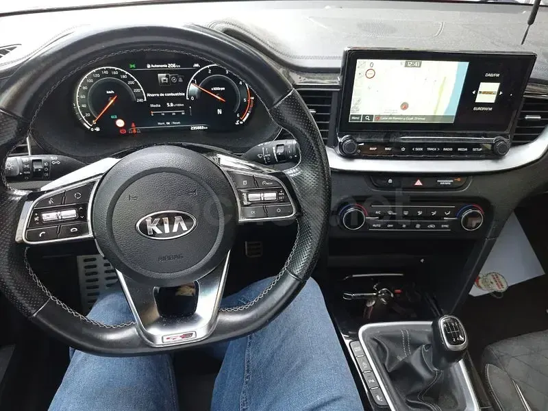 Usado Kia Ceed 136 CV (100 kW) 2021 Granate Utilitario