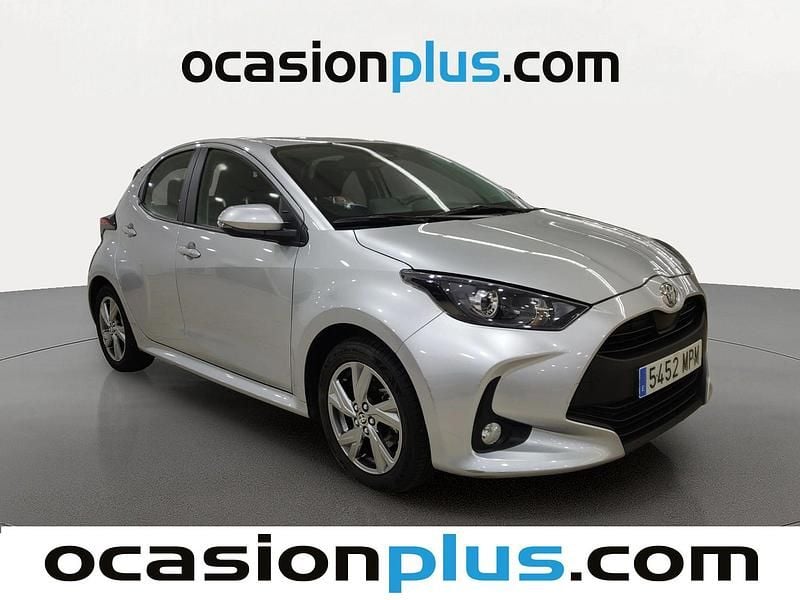 Usado Toyota Yaris Hybrid Active 116 CV (85 kW) 2024 Gris Utilitario
