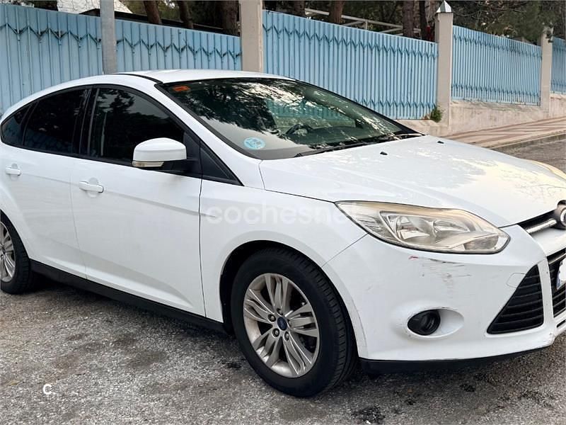 Usado Ford Focus Trend 100 CV (73 kW) 2013 Blanco Berlina