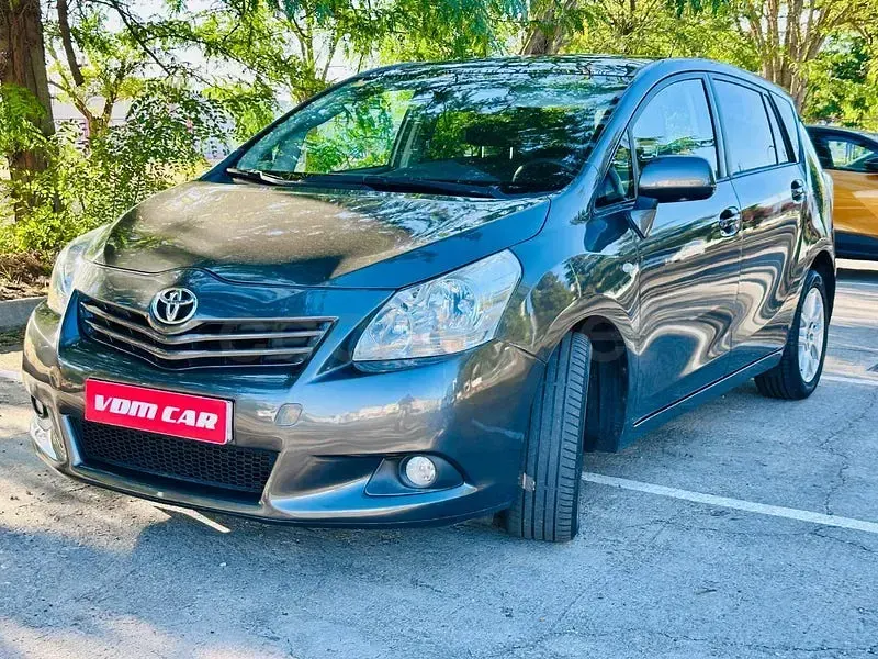 Usado Toyota Verso Multidrive S 147 CV (108 kW) 2010 Gris / plata Monovolumen