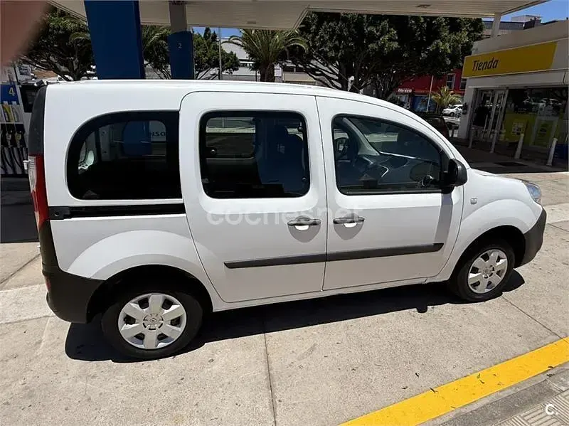 Usado Renault Kangoo 75 CV (55 kW) 2021 Blanco Monovolumen