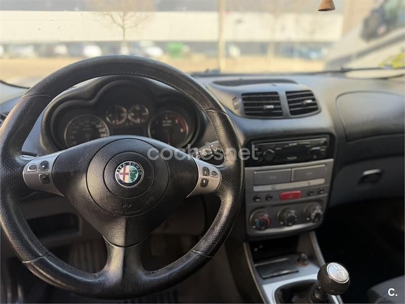 Usado Alfa Romeo 147 120 CV (88 kW) 2006 Gris / plata Utilitario