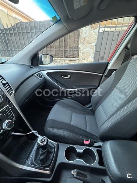 Usado Hyundai i30 110 CV (80 kW) 2015 Rojo Berlina