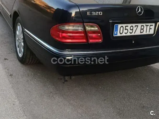 Usado Mercedes E320 Elegance 220 CV (161 kW) 2002 Negro Berlina