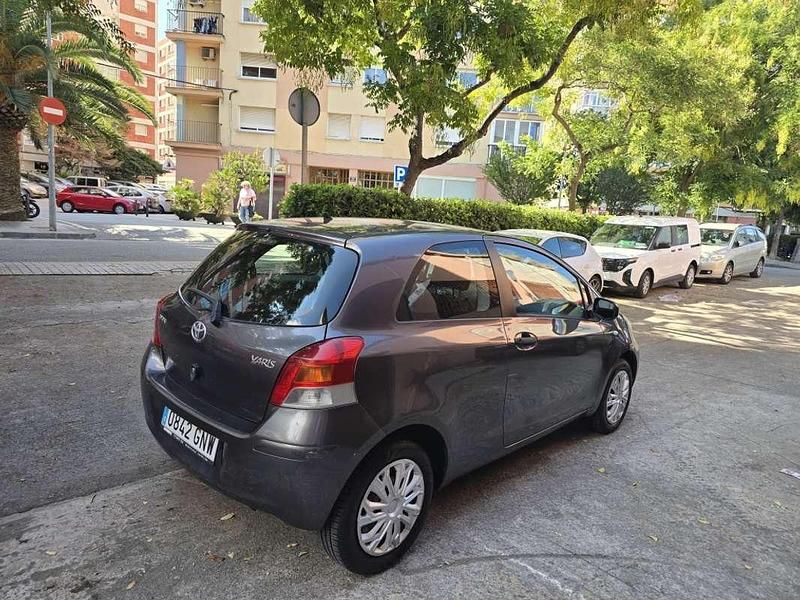 Gris Usado 2010 Toyota Yaris Utilitario | 3900 € (Super precio) - Imagen 1/4