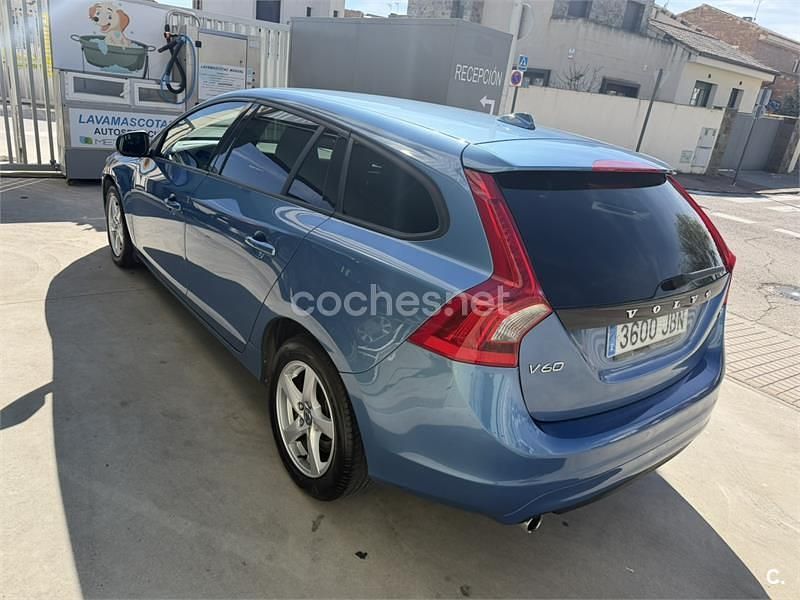 Usado Volvo V60 Momentum 136 CV (100 kW) 2014 Azul Familiar