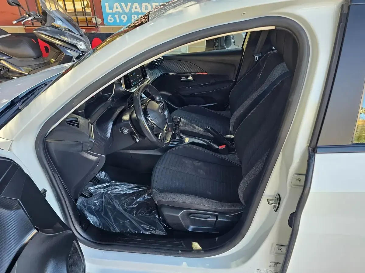 Usado Peugeot 208 Active 100 CV (73 kW) 2022 Blanco Utilitario