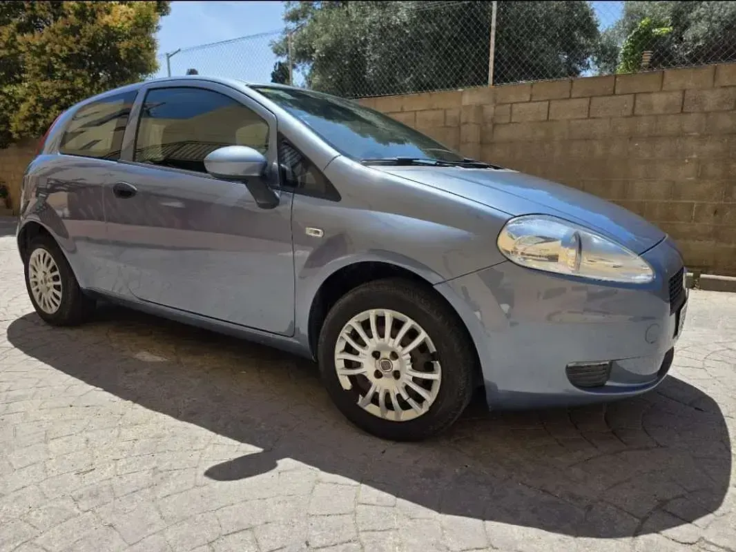 Usado Fiat Grande Punto Active 65 CV (47 kW) 2010 Azul Utilitario