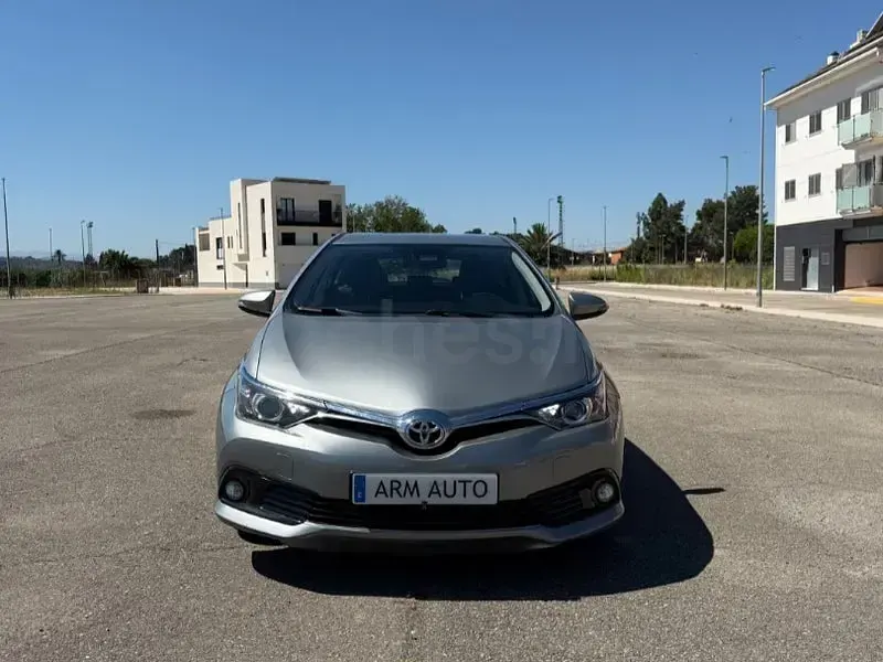 Usado Toyota Auris Active 116 CV (85 kW) 2017 Gris / plata Familiar