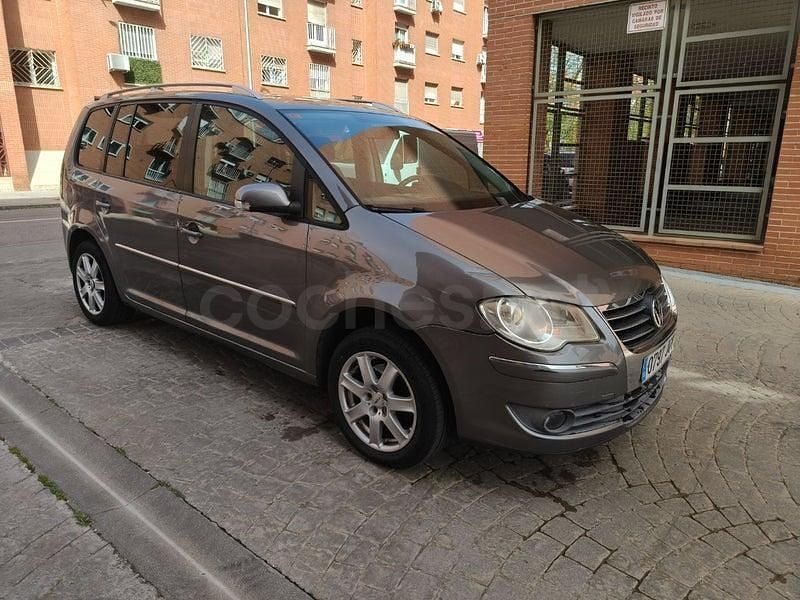 Usado VW Touran Highline 140 CV (102 kW) 2008 Gris / plata Monovolumen
