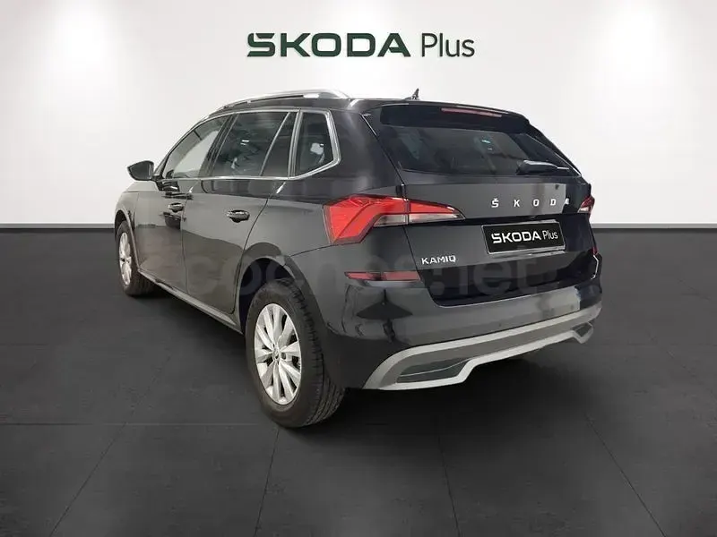 Usado Skoda Kamiq Ambition 110 CV (80 kW) 2022 Negro SUV
