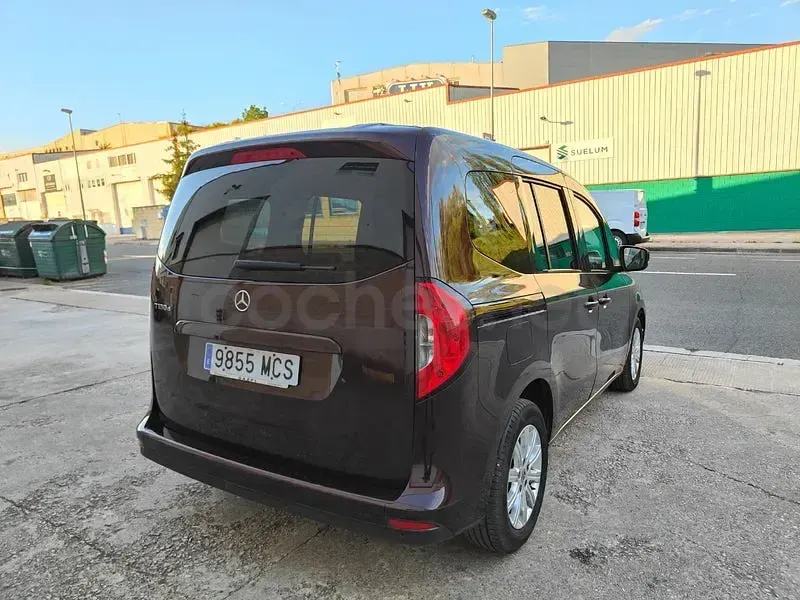 Usado Mercedes T180 116 CV (85 kW) 2023 Granate Monovolumen