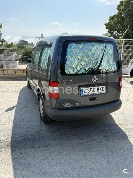 Usado VW Caddy 105 CV (77 kW) 2009 Gris / plata Monovolumen