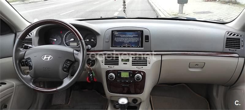Usado Hyundai Sonata Style 140 CV (102 kW) 2007 Granate Berlina