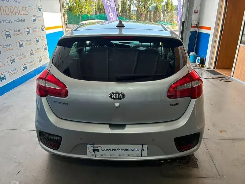 Usado Kia Ceed 136 CV (100 kW) 2018 Gris / plata Utilitario