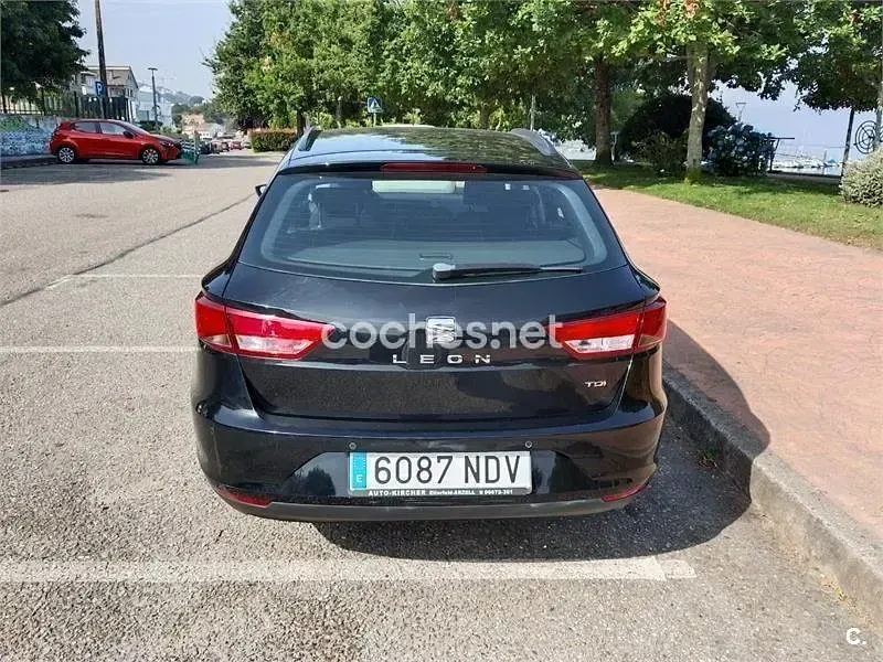 Usado Seat Leon ST Reference 105 CV (77 kW) 2016 Negro Familiar