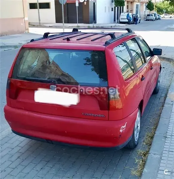 Usado Seat Cordoba 100 CV (73 kW) 1998 Rojo Familiar
