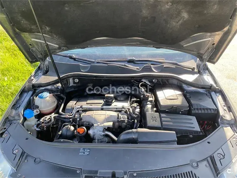 Usado VW Passat Highline 140 CV (102 kW) 2005 Gris / plata Familiar