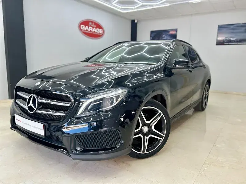 Usado Mercedes GLA200 AMG line 136 CV (100 kW) 2016 Negro SUV