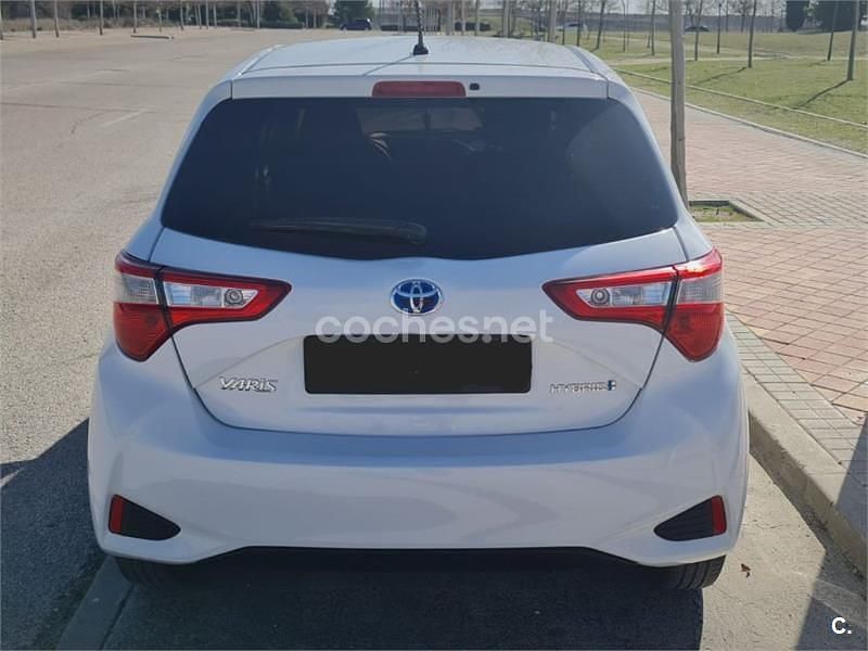 Usado Toyota Yaris Hybrid Active 100 CV (73 kW) 2018 Blanco Berlina