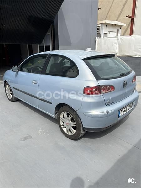 Usado Seat Ibiza 100 CV (73 kW) 2003 Gris / plata Utilitario