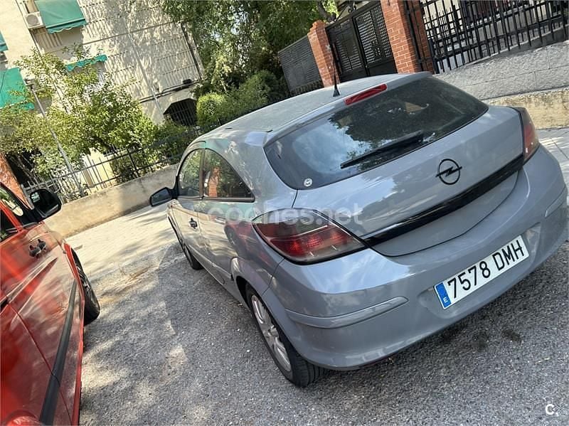 Gris / plata Usado 2005 Opel Astra GTC Enjoy Berlina | 1300 € (Precio justo) - Imagen 1/2