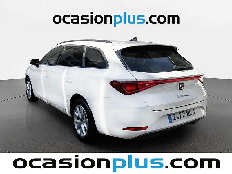 Usado Seat Leon Style 130 CV (95 kW) 2023 Blanco Familiar