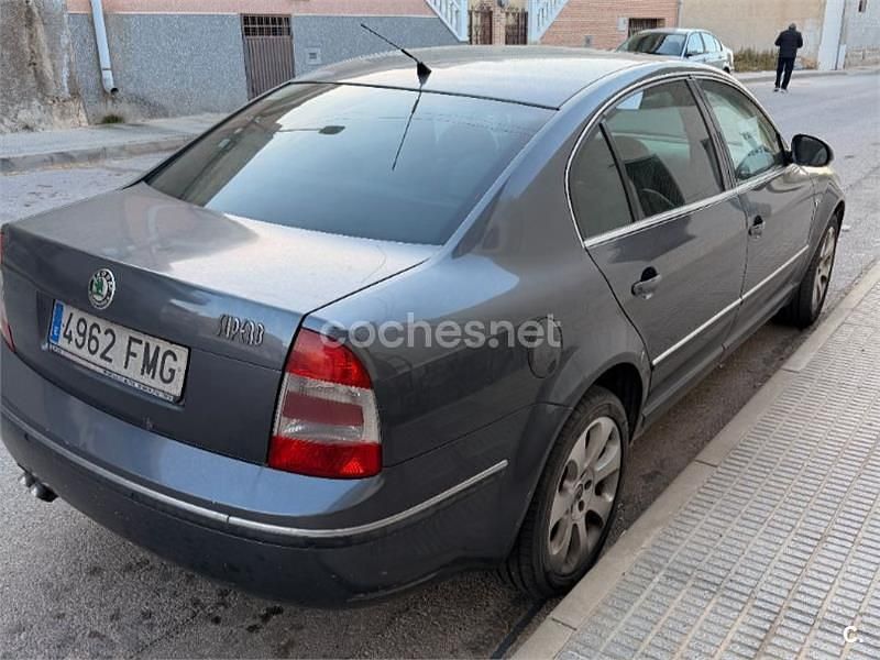 Usado Skoda Superb 163 CV (119 kW) 2007 Gris / plata Berlina