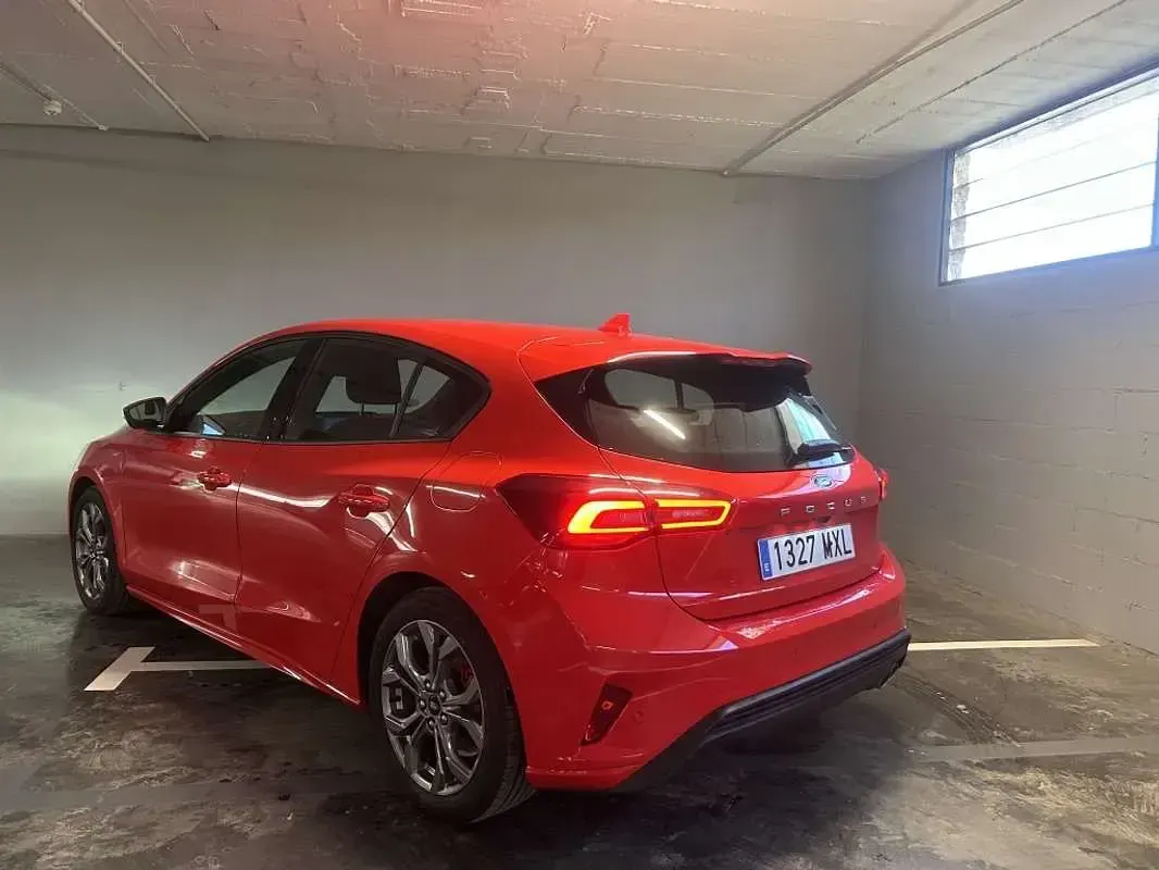 Usado Ford Focus ST-Line 125 CV (91 kW) 2025 Rojo Utilitario