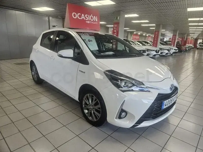 Usado Toyota Yaris Hybrid Active 100 CV (73 kW) 2019 Blanco Berlina