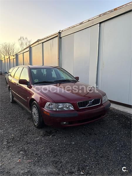 Usado Volvo V40 115 CV (84 kW) 2002 Granate Familiar