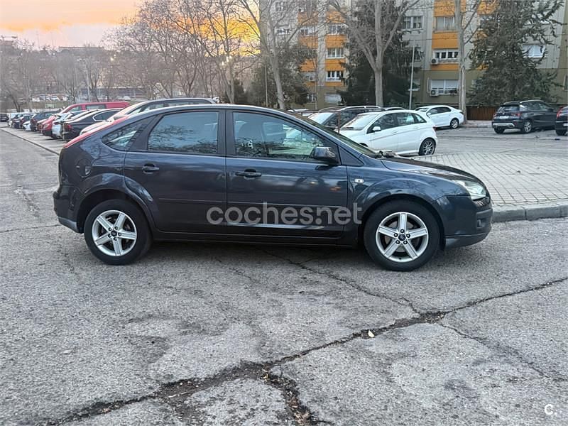 Usado Ford Focus Trend 90 CV (66 kW) 2006 Gris / plata Berlina