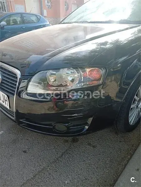 Usado Audi A4 140 CV (102 kW) 2005 Azul Familiar