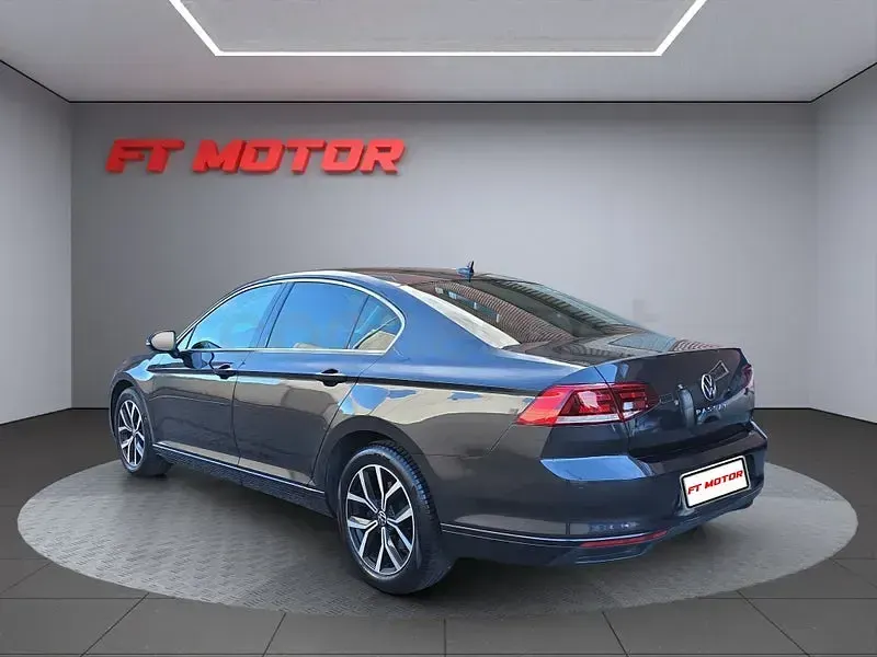 Usado VW Passat Executive 150 CV (110 kW) 2021 Gris / plata Berlina