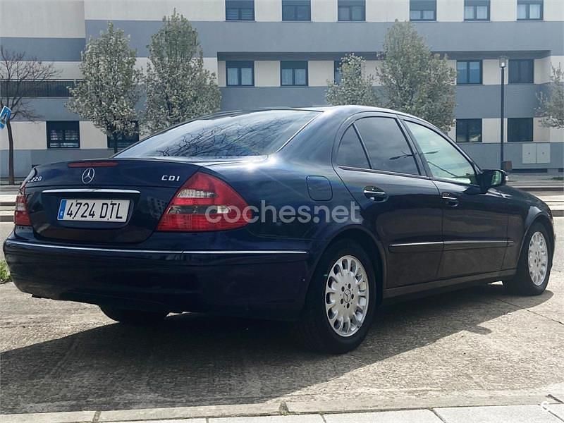 Usado Mercedes E220 Elegance 150 CV (110 kW) 2005 Azul Berlina