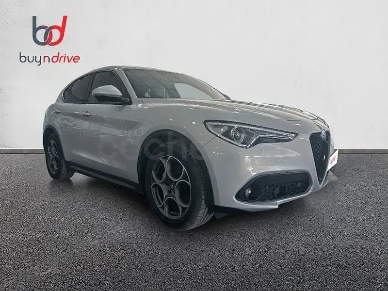 Usado Alfa Romeo Stelvio Sprint 160 CV (117 kW) 2022 Gris / plata SUV