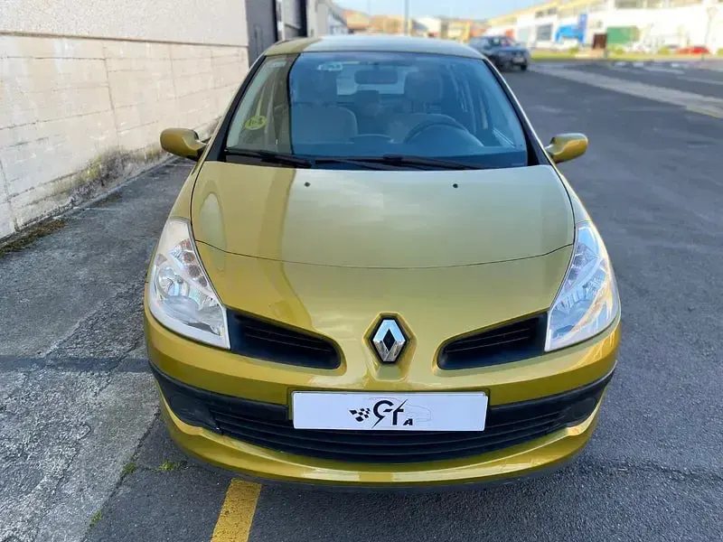 Usado Renault Clio II Dynamique 85 CV (62 kW) 2006 Amarillo Berlina