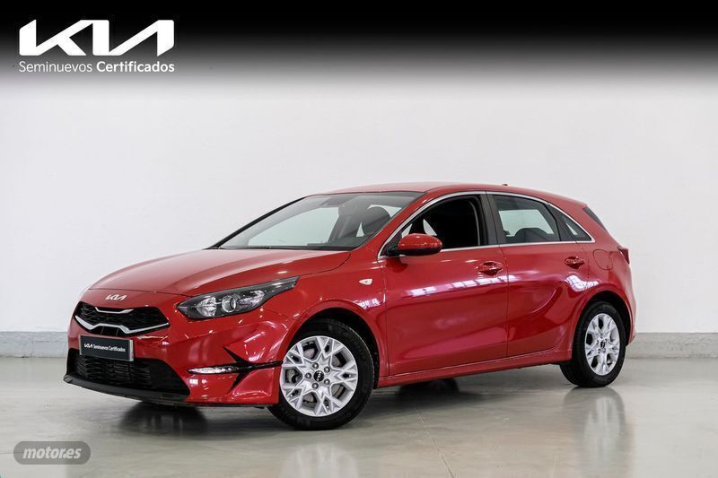 Rojo Usado 2023 Kia Ceed Berlina | 19.900 € (Un poco caro) - Imagen 1/4