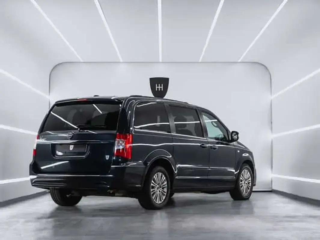Usado Lancia Voyager Silver 163 CV (119 kW) 2014 Monovolumen
