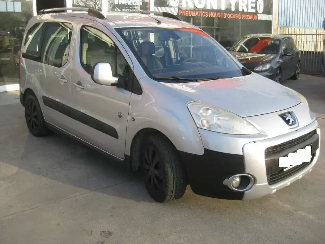 Usado Peugeot TePee Premium 109 CV (80 kW) 2012 Gris Van