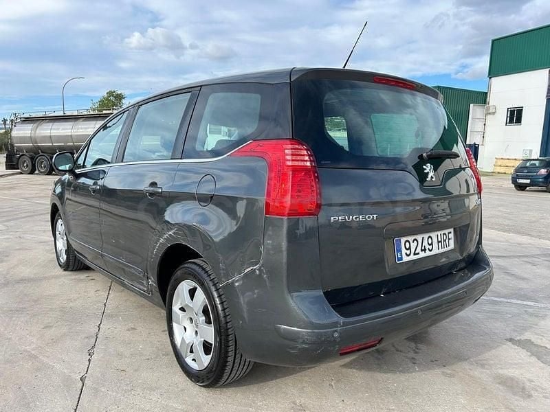 Usado Peugeot 5008 Active 120 CV (88 kW) 2013 Gris / plata Monovolumen
