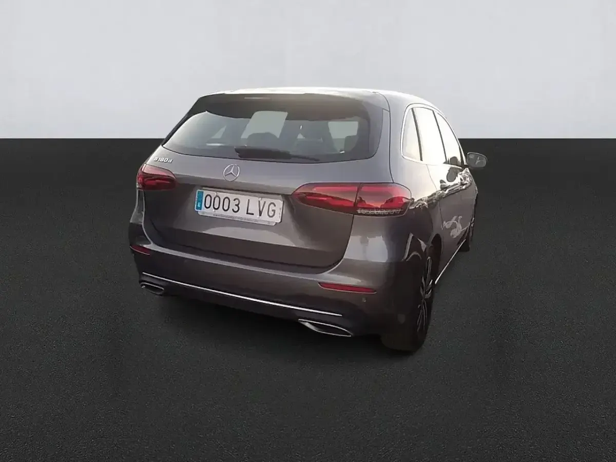 Usado Mercedes B180 116 CV (85 kW) 2021 Gris Utilitario