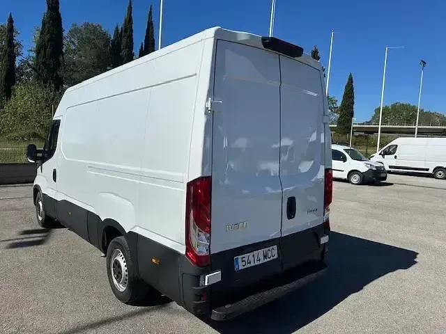 Begagnad Iveco Daily 156 HK (114 kW) 2022 Vit Sedan