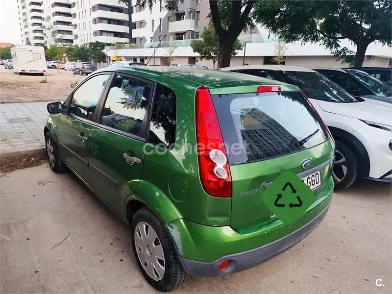 Usado Ford Fiesta Ambiente 68 CV (50 kW) 2008 Verde Utilitario