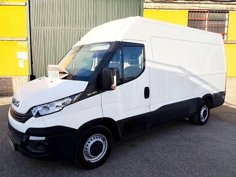 Usado Iveco Daily 126 CV (92 kW) 2017 Blanco Berlina
