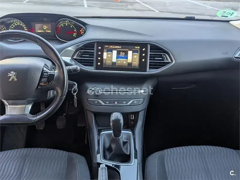 Usado Peugeot 308 Active 100 CV (73 kW) 2016 Gris / plata Berlina