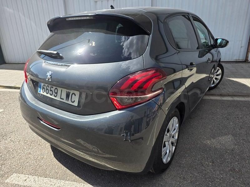 Usado Peugeot 208 Active 99 CV (72 kW) 2018 Gris / plata Utilitario